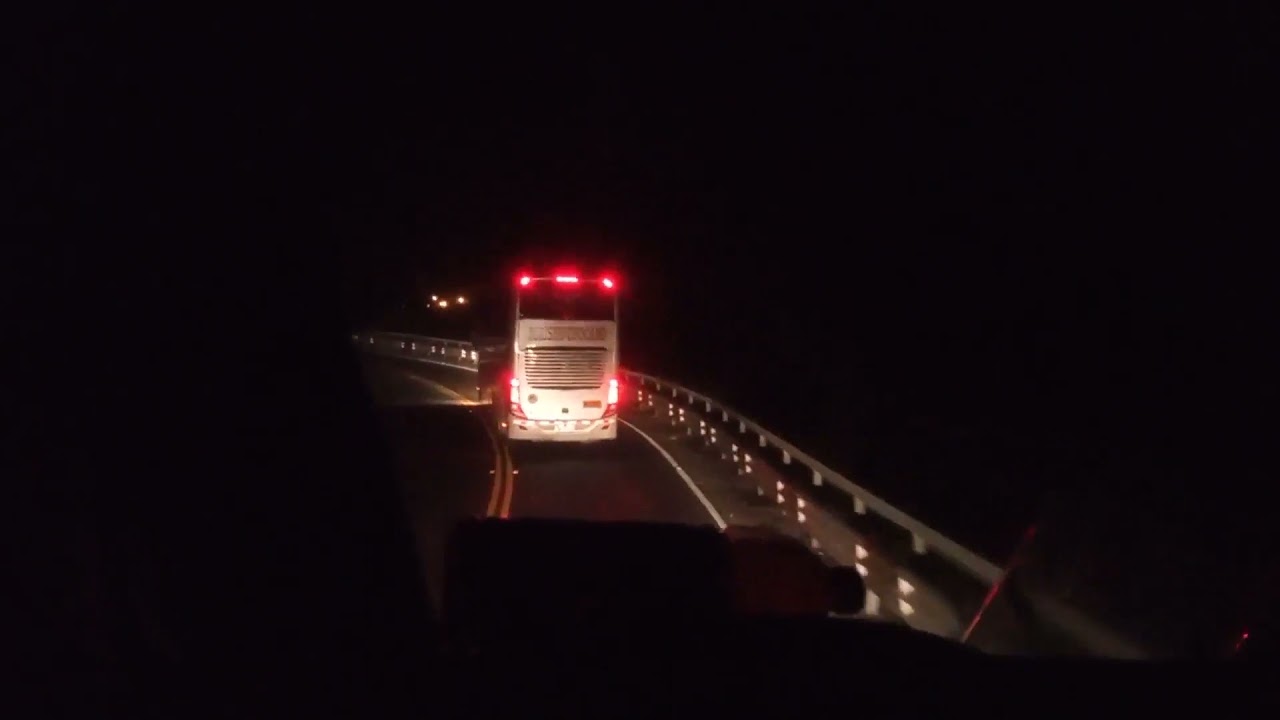 rebasando buses en la carretera central