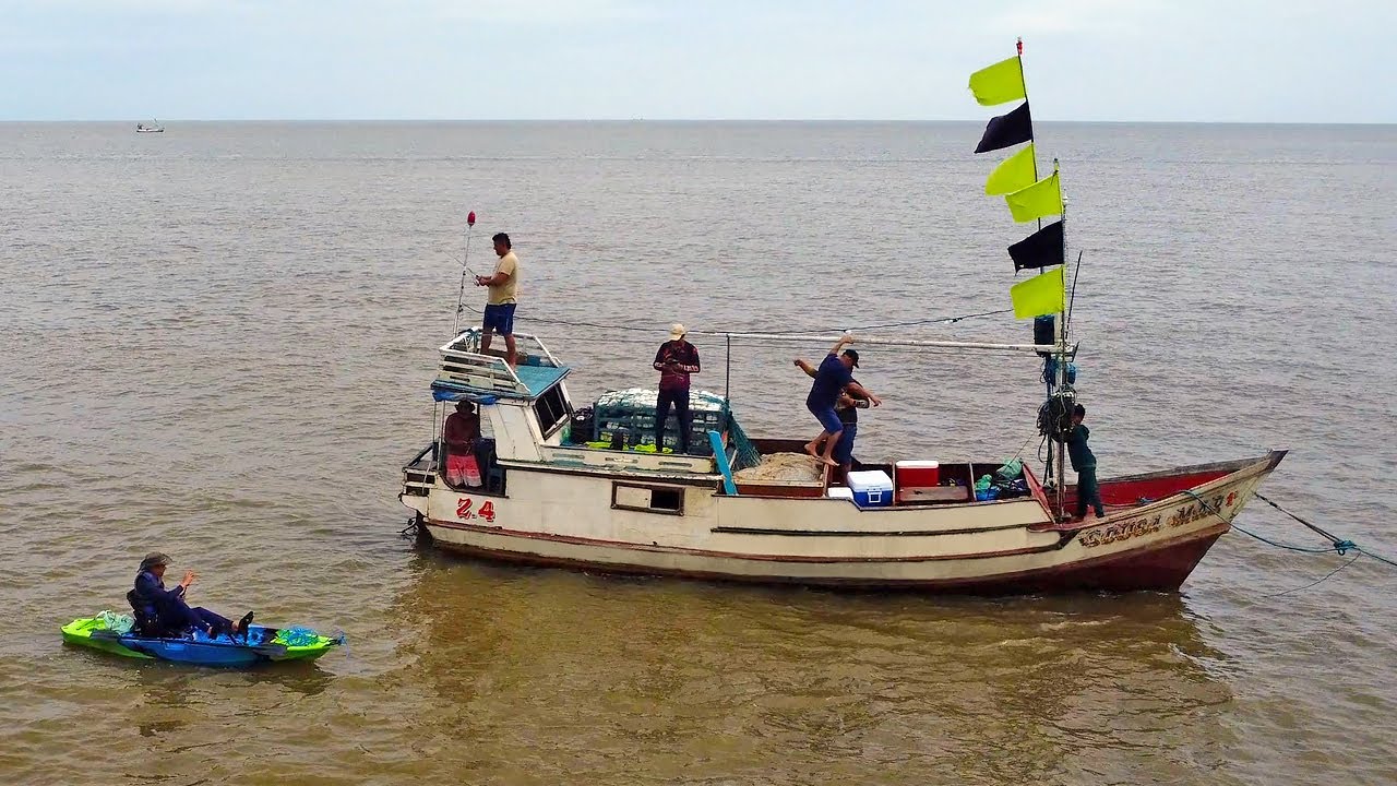 Pesca de barco em São Caetano de Odivelas - Pará