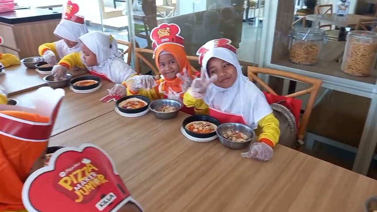 Outing Class SDN Karangayu 01 Kelas 1 & 2 di Pizza Hut Pandanaran Semarang.