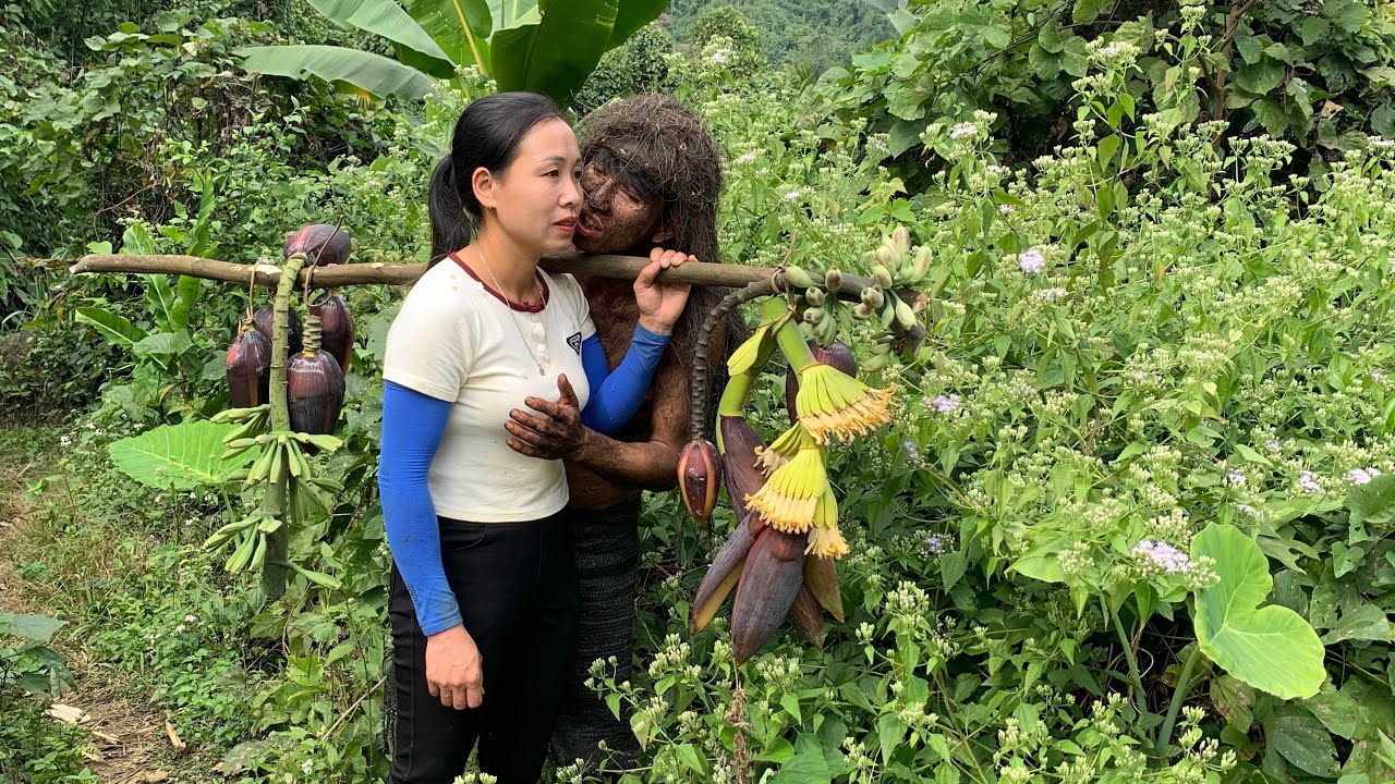 The country girl brought banana blossoms down to the village today to sell so she could buy some chi