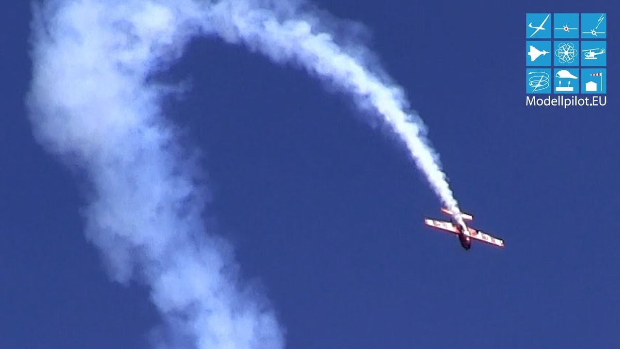EXTRA 300L (ORIGINAL) UWE WENDT AEROBATIC AIRSHOW SMOKE FLIGHT ILA BERLIN AIR SHOW 2016