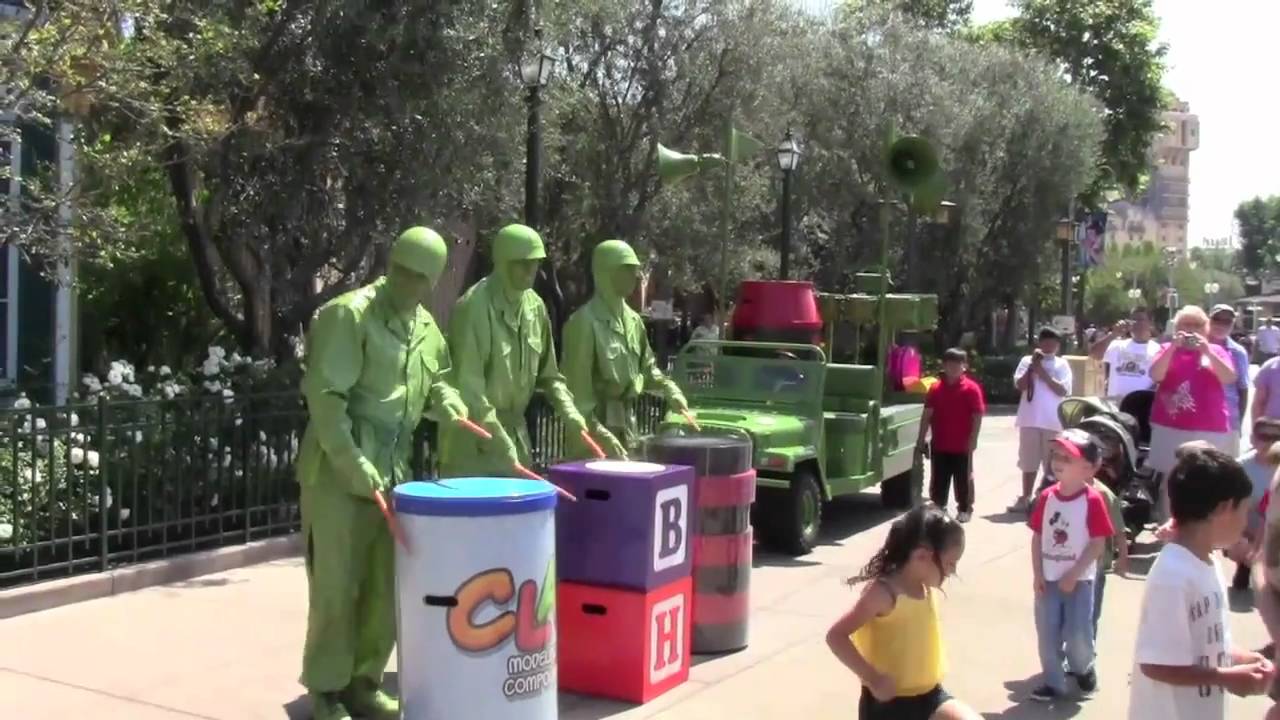 Disneyland Resort 2010:California Adventure Green Army Men