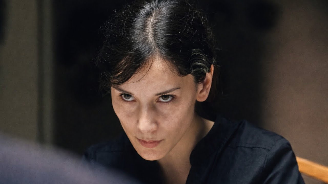 هربت من جوزها عشان بيضربها  بعنف ولكن أهلها هما كمان بيطردوها هي وابنها في الشارع بسبب العار 