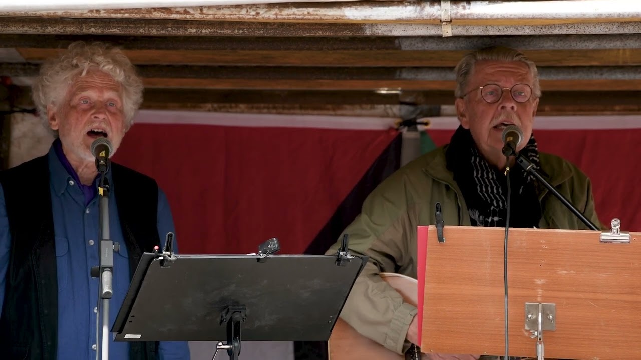 mikael wiehe och thomas wiehe sjunger under palestinademonstration i malmö 1080 1080p