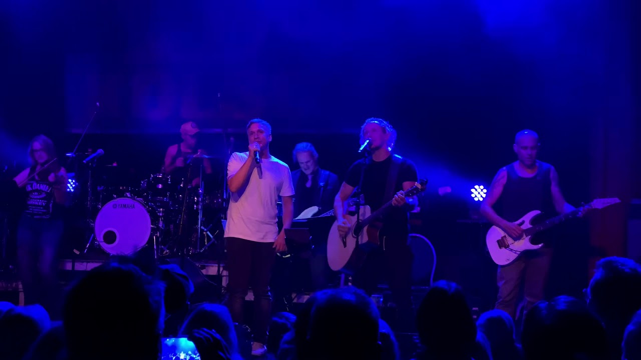 Basti & Flo von Kasalla spielen Metallica - Nothing else matters ((P)op Kölsch) @ Gloria Köln
