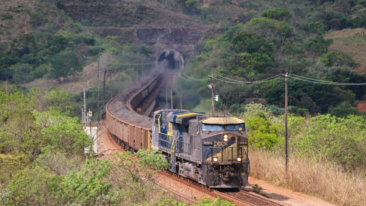 Trem carregado passando ''CHUTADO'' na Ferrovia do Aço, maquinista gente boa chamando na buzina