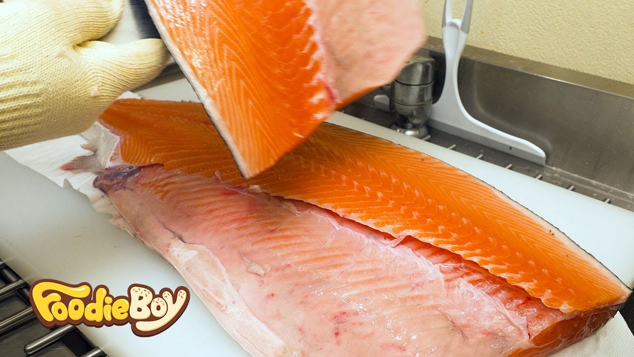 Удивительный гигантский суши-ролл, миска с лососем и рисом с голубым тунцом