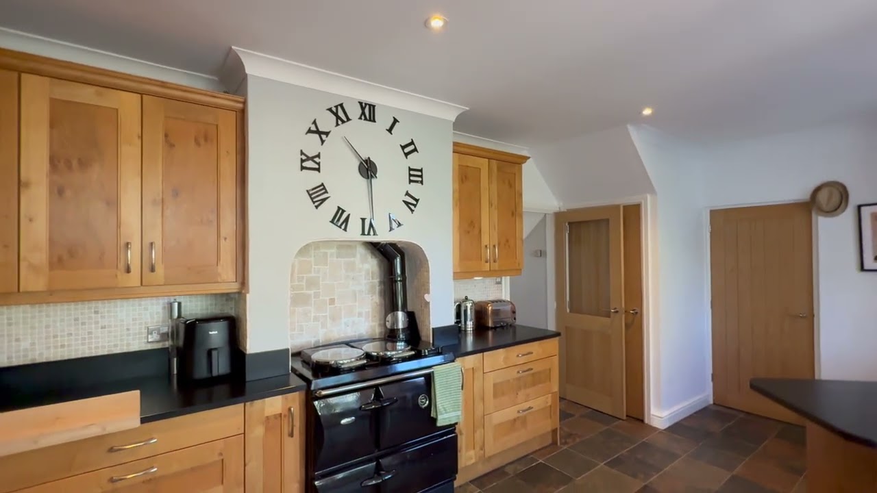PRETTY DETACHED HOME WITH LARGE ANNEXE LOCATED IN THE POPULAR WILTSHIRE VILLAGE OF SHREWTON