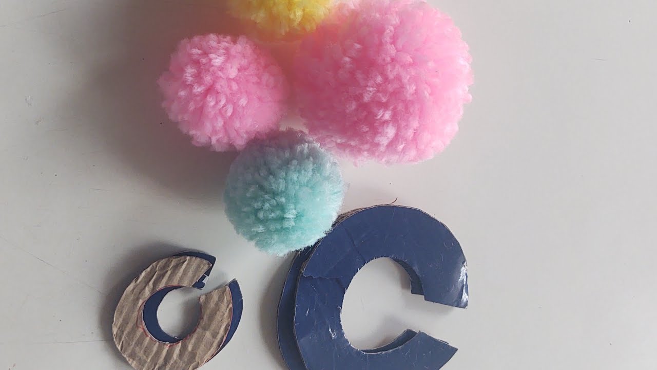 aprende  hacer pompones con moldes de cartón (learn to make pompoms with cardboard molds)