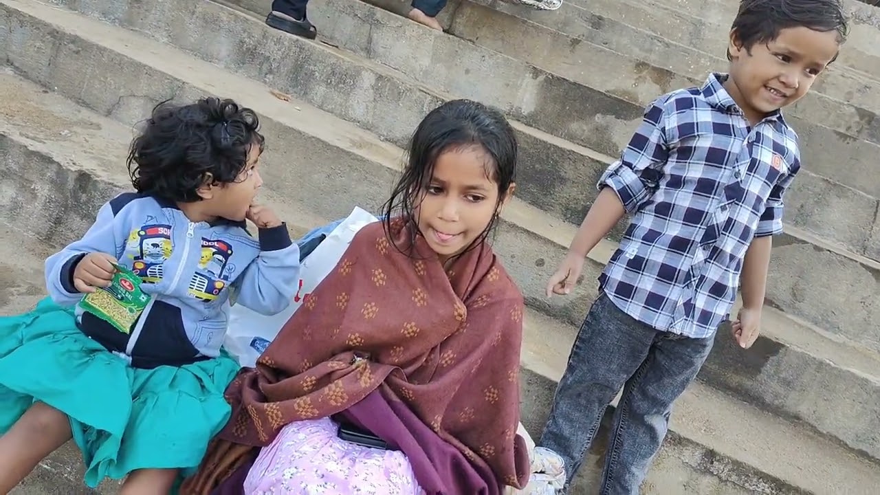 Medaram jampanna vagu lo snanam chestha ani water masth cool vunayani kutti bhyapadi poledu funny 🤣
