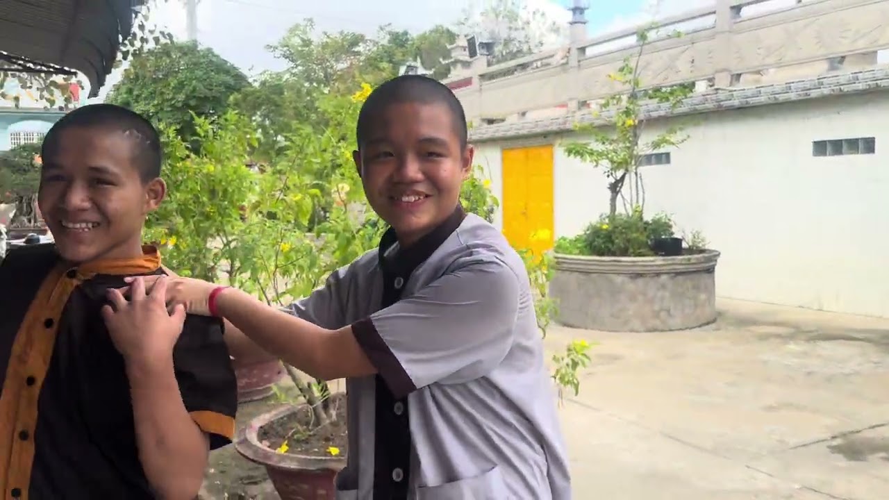 Chùa hồng quan họp mặt đầu năm phát quà  