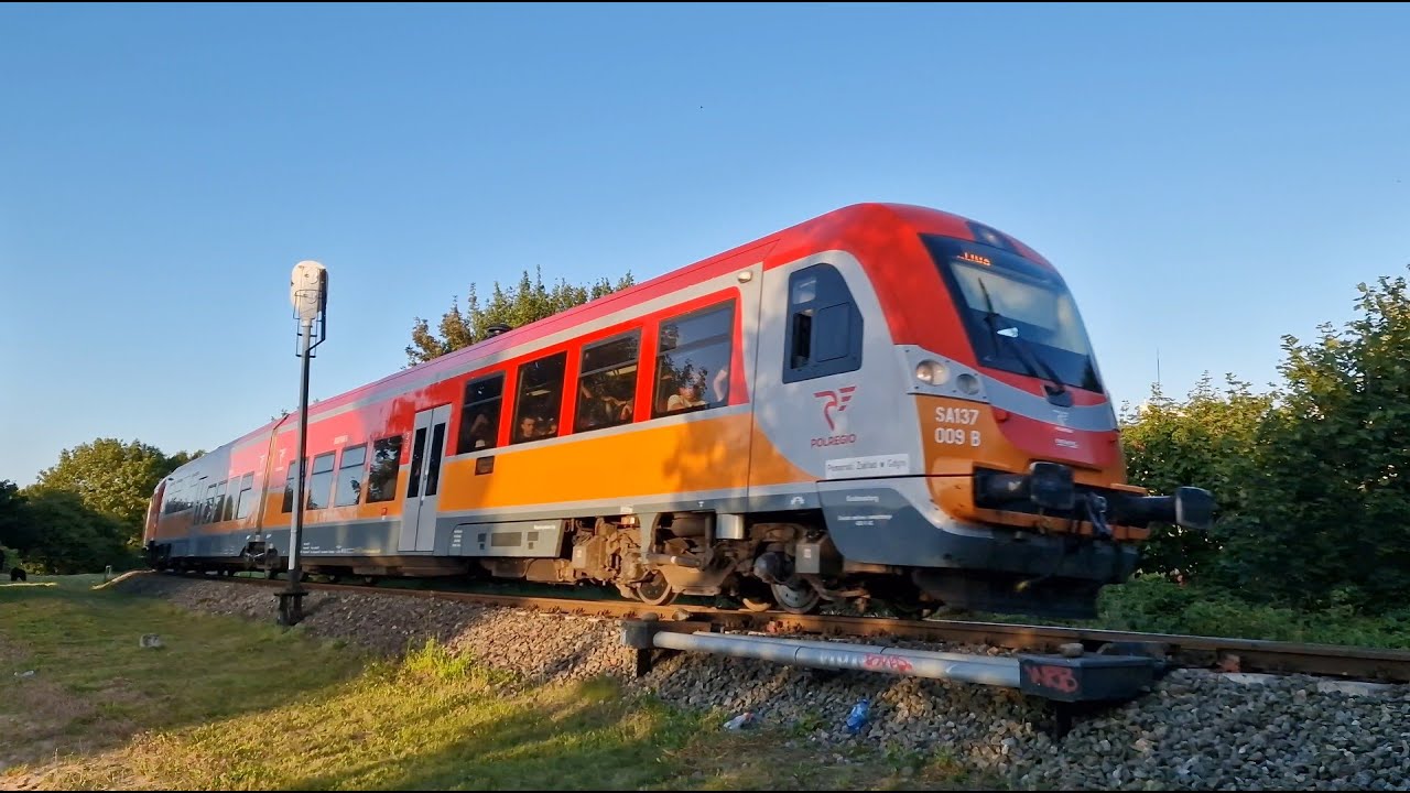 SA137-009 z wagonem 120A w barwach PolRegio
