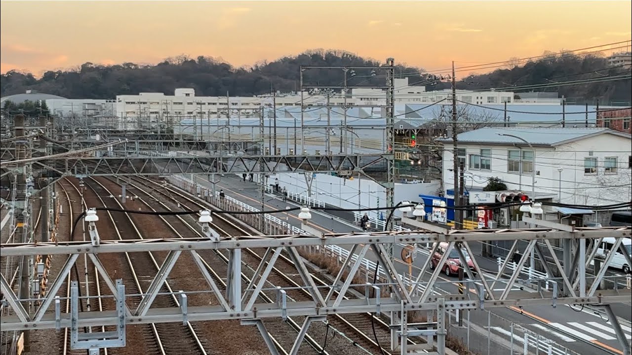 J-TREC横浜で入換中の出場前の江ノ島電鉄2両編成新型車両700形(2編成目)と京急線普通品川行き1324、スズメさん達🐥🐥、京急線5D急行羽田空港行き1040！【令和8年1月16日金曜日】