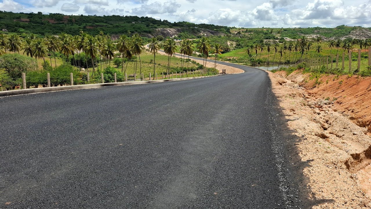 ESTRADA QUE DA ACESSO A FAMOSA PEDRA DA BOCA NA PARAÍBA,ESTÁ EM FASE FINAL DO ASFALTO