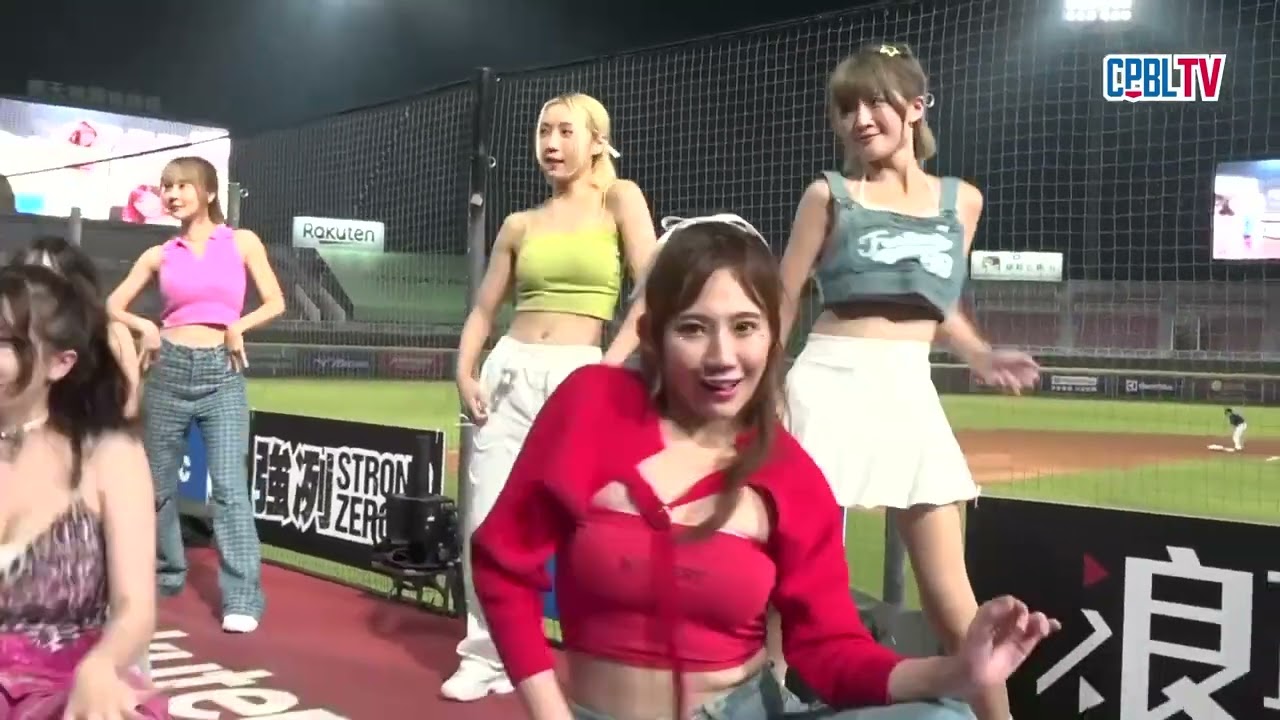 08/06 台鋼 VS 樂天 局間，樂天啦啦隊樂天女孩Rakuten Girls帶來精彩的中場舞表演