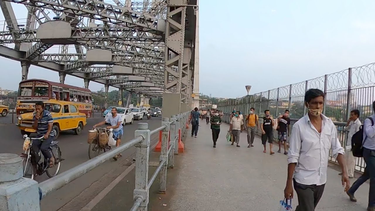 4K WALK AROUND KOLKATA'S HOWRAH BRIDGE AND RAILWAY STATION IN BENGAL, INDIA 🇮🇳