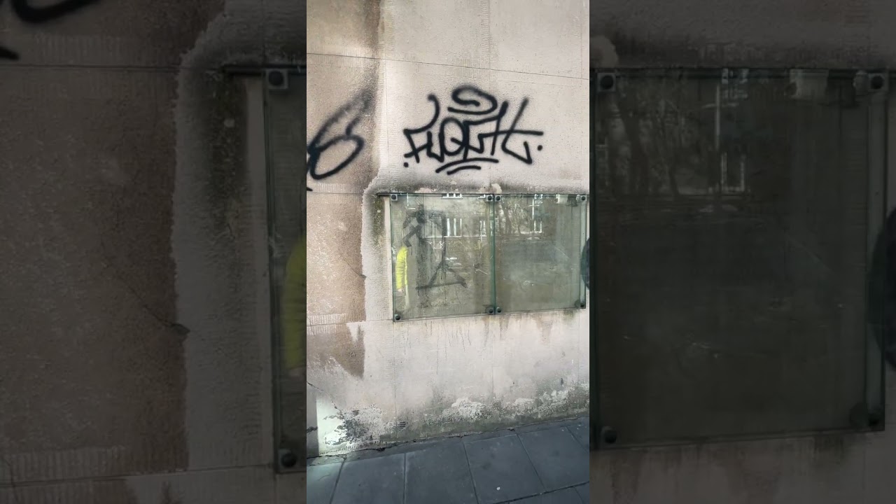 SWASTYKA NIEMIECKI ZBRODNICZY SYMBOL NA SZUBIENICY RELIKT MAŁEJ DYWERSJI NA MOKOTOWIE.