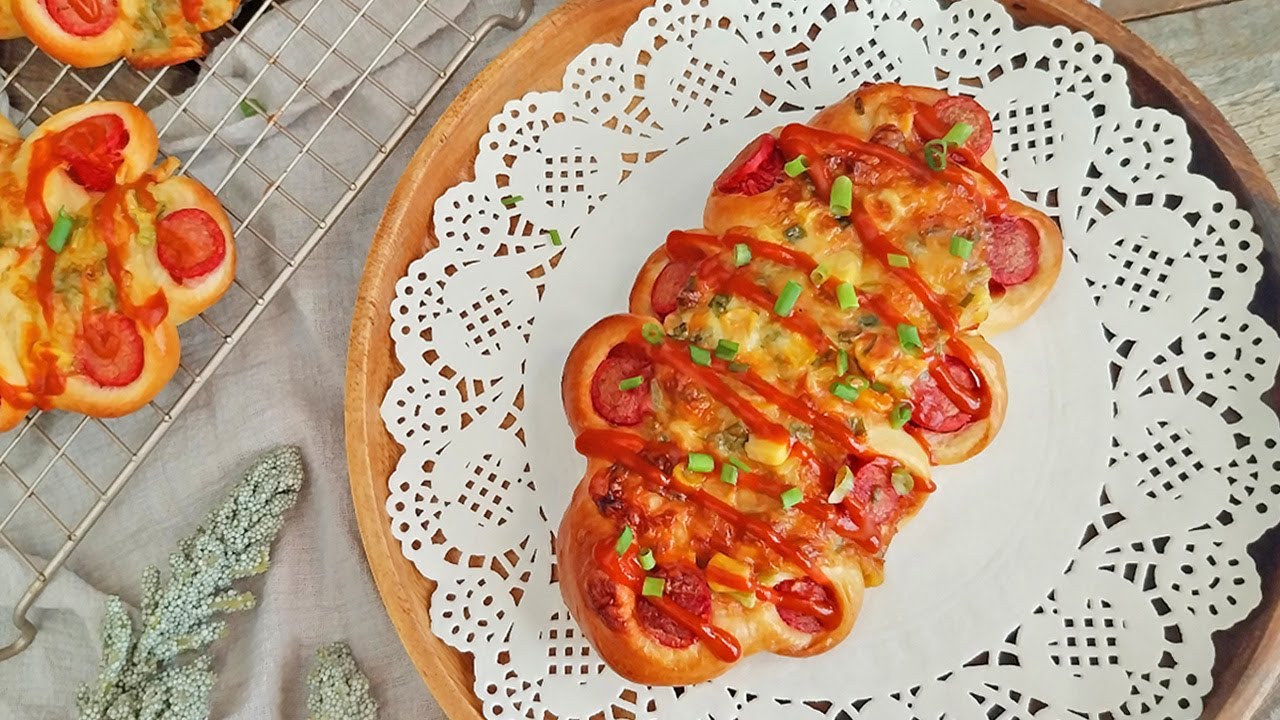KOREAN SAUSAGE BREAD RECIPE! Fluffy Sausage Bread With Corn And Cheese Toppings