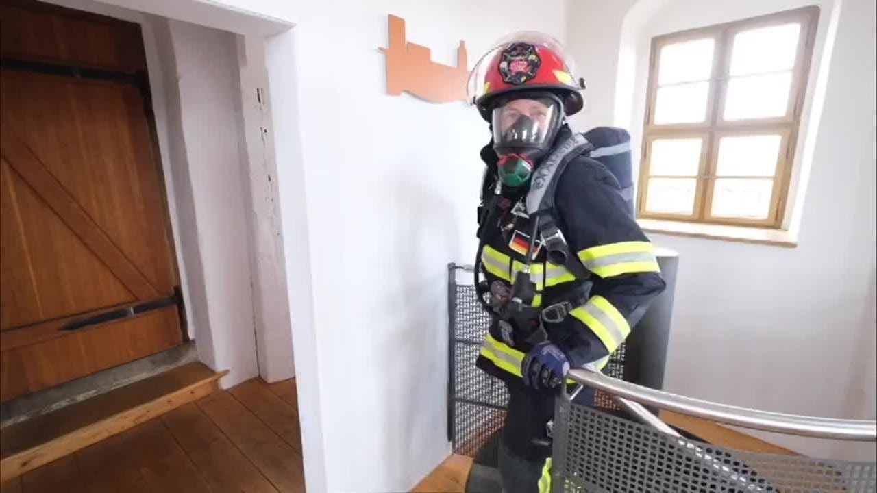 Feuerwehrfrau besteigt die Hausmannst&uuml;rme - in voller Ausr&uuml;stung