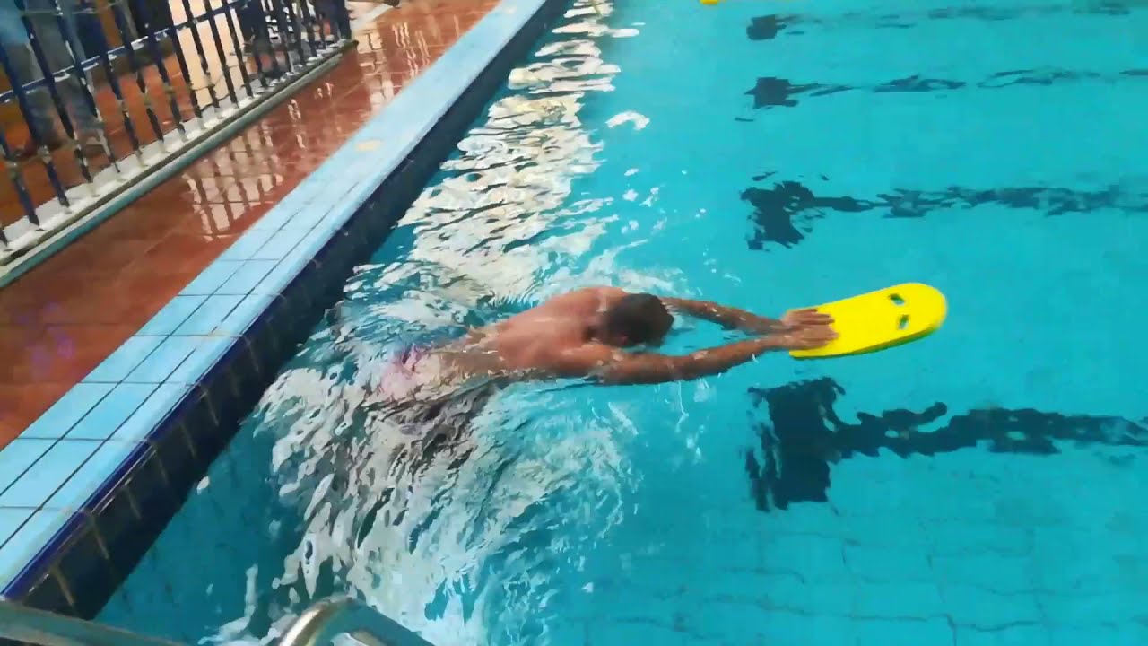 تعليم السباحة. تصحيح الأخطاء في ضربات الرجلين سباحة الحرة فديو مهم جدا للمبتدئين