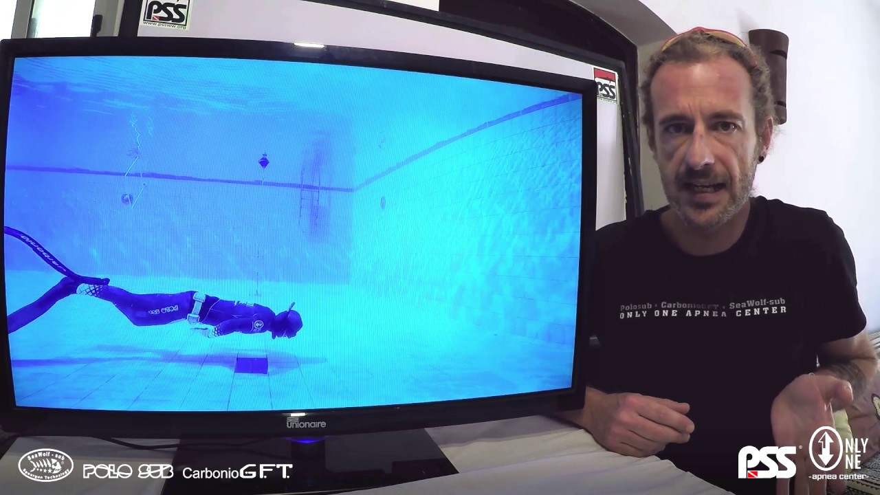 Tecniche di apnea: girata a fondo vasca.