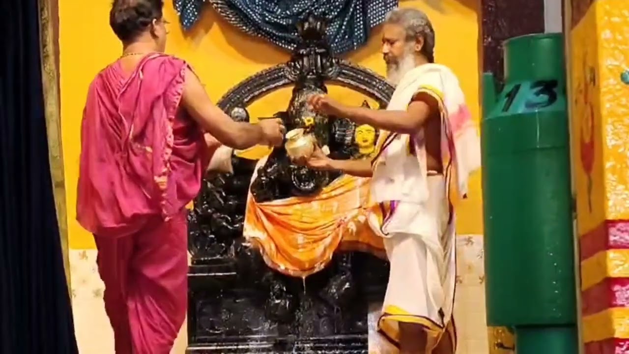 శ్రీ వల్లభంబ సమేత మహగణపతికి 108లీటర్ల ఆవుపాలతో అభిషేకం