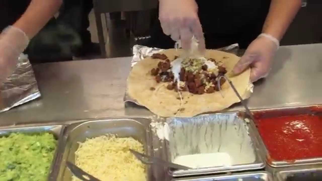 Буррито с курицей и стейком, приготовленное в ресторане Chipotle Mexican Grill во Фресно, Калифорния