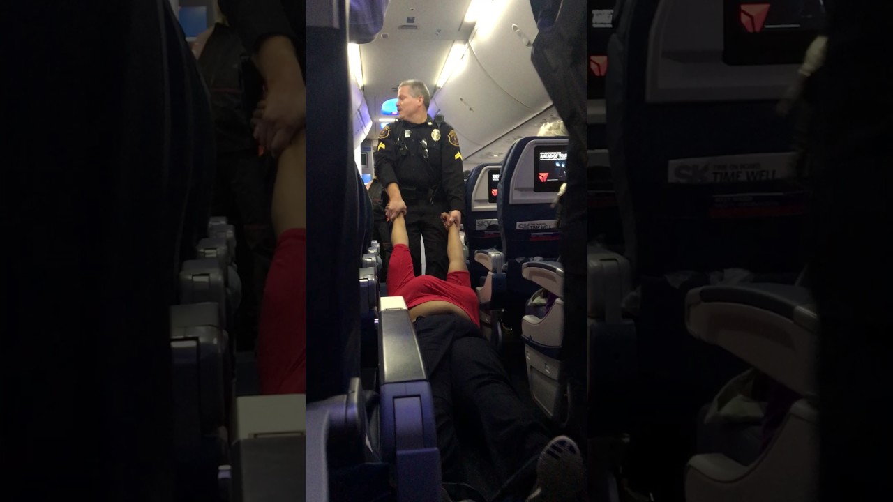 Полиция вытащила чернокожую женщину из самолета Delta Air Lines