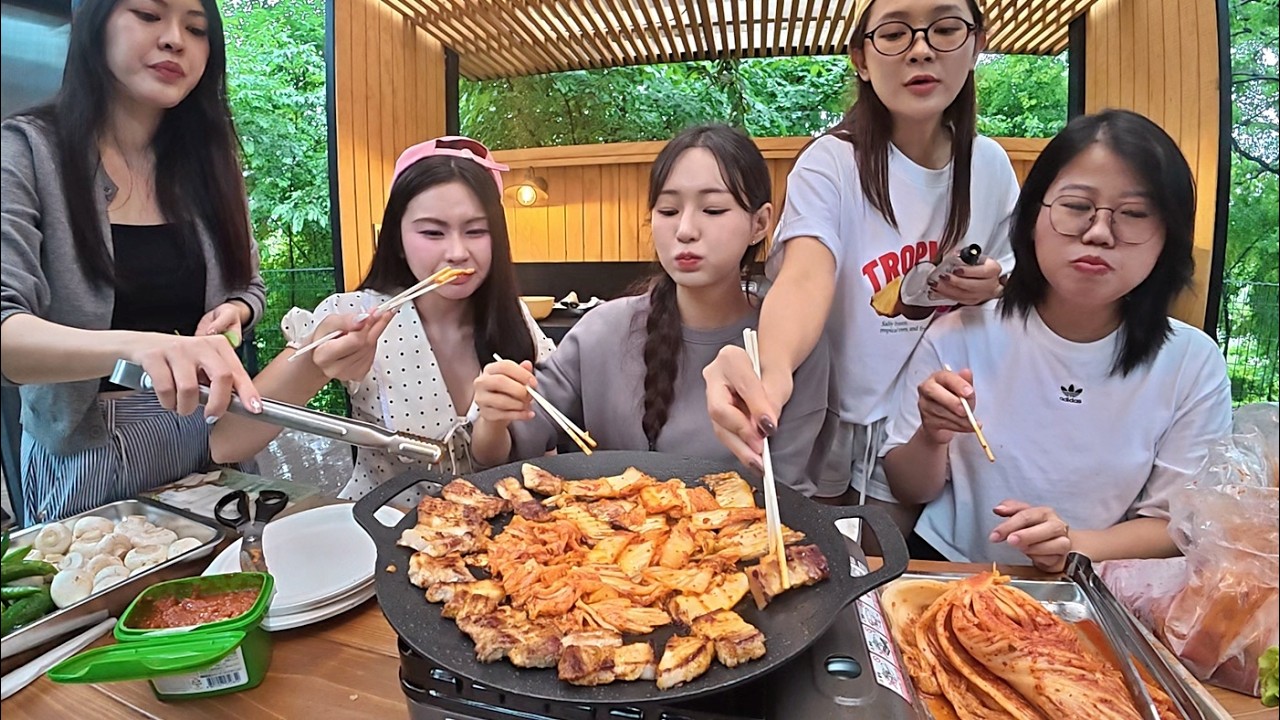 솥뚜껑 삼겹살과 라면을 처음 먹어 본 베트남 직원들의 찐 반응