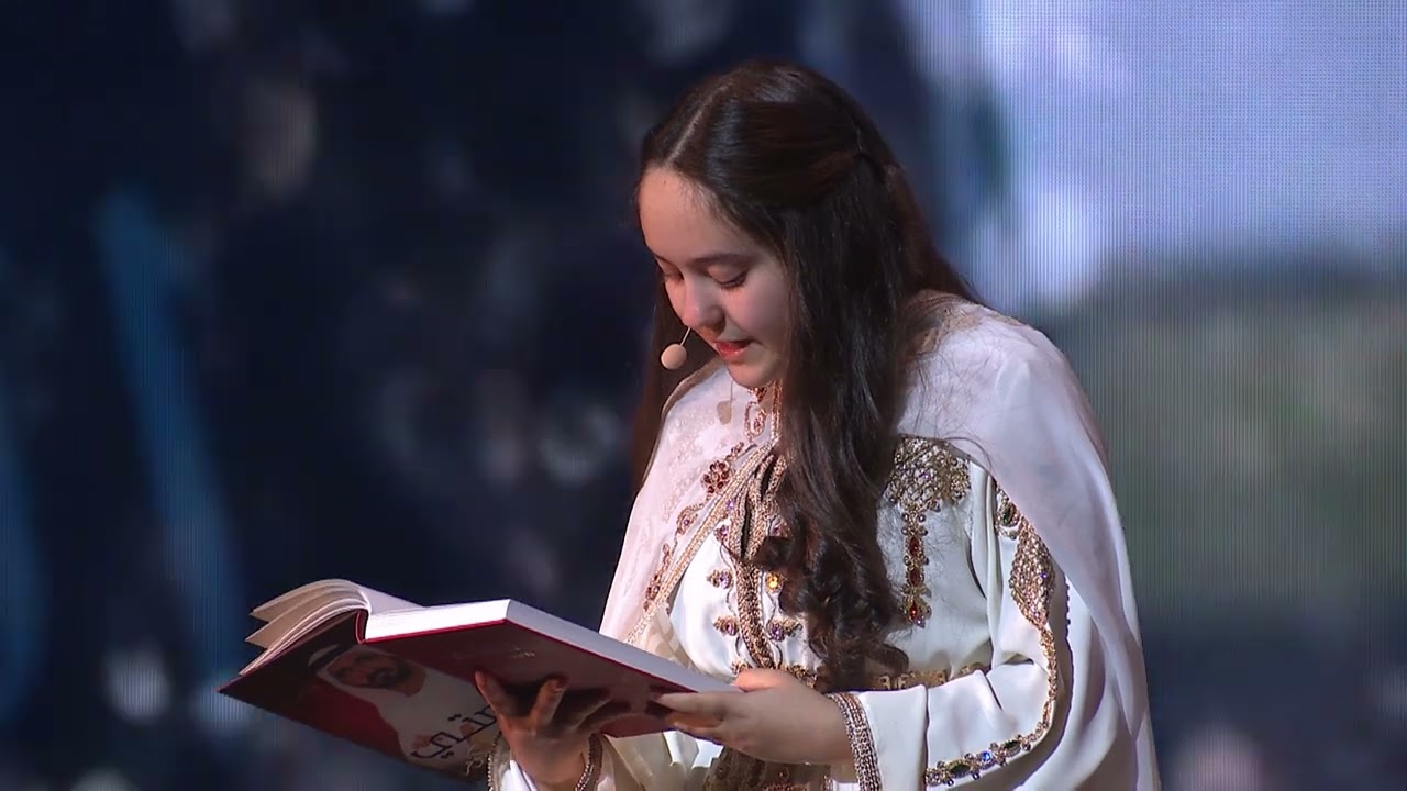 مريم أمجون تسرد كتاب "قصتي" لصاحب السمو في الحفل الختامي