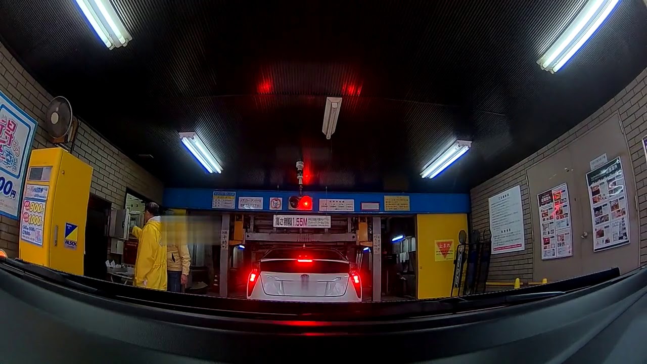 プリウス 立体駐車場に挟まれる