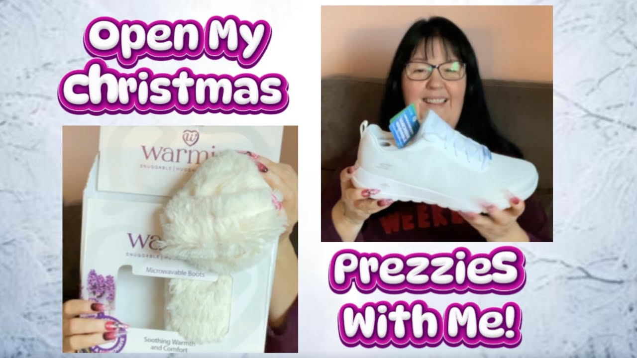 Watch me open my Christmas Presents What’s my favourite? | Cozy PJ Vibes 🎁✨