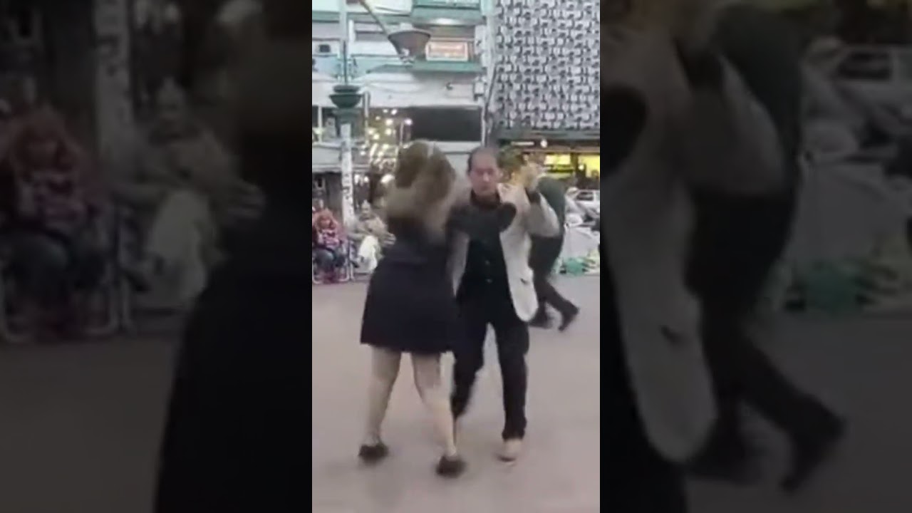 tangazo que hace soñar y taconear sobre el bello piso  empedrado