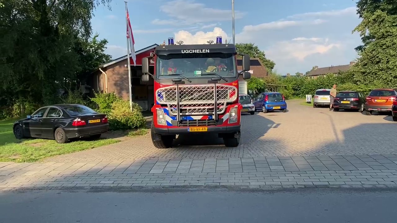 Tankautospuit 06-7743 rukt met spoed uit voor een brand wegvervoer bij een tankstation langs de A1.