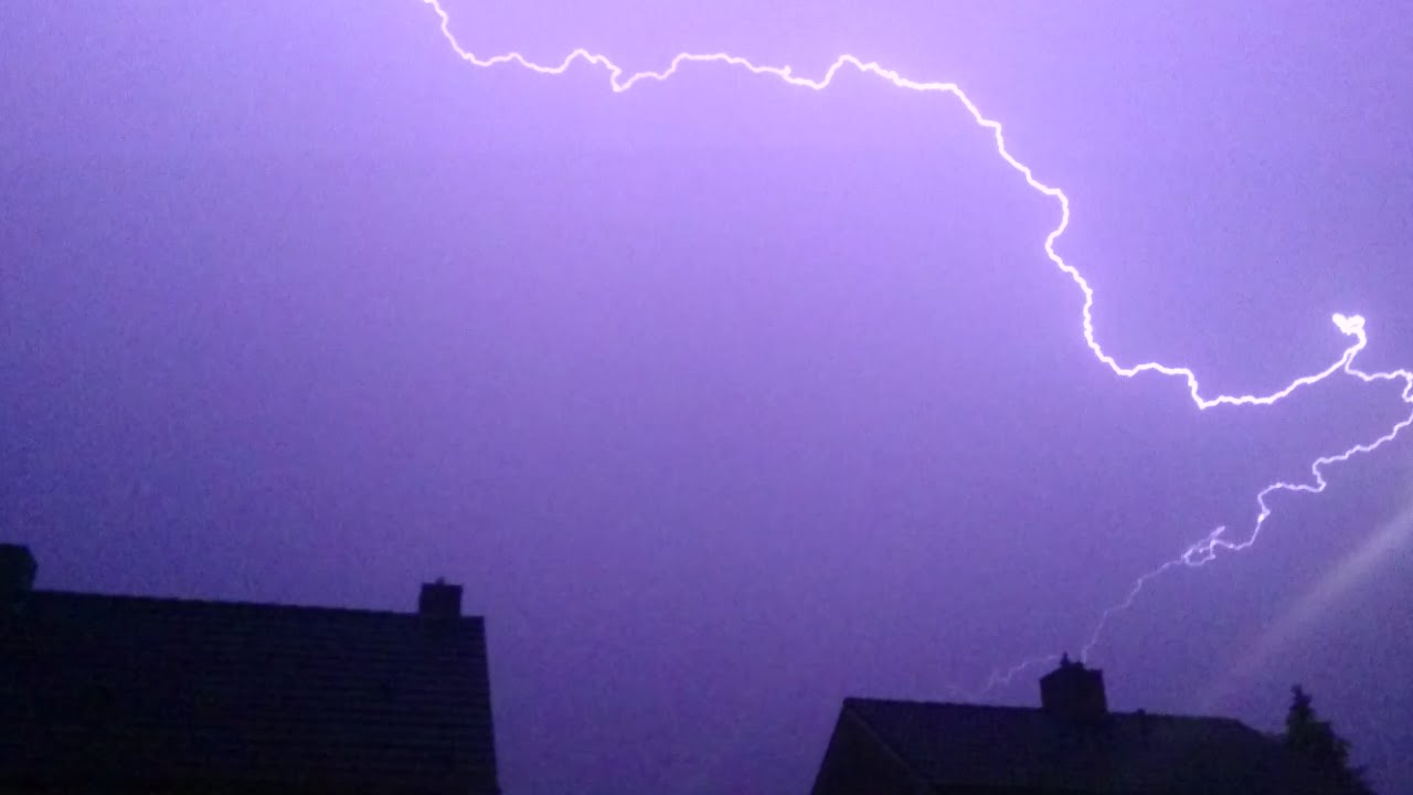 Hevige Onweersbui trekt midden in de nacht over Nederland heen - 30-08-2015