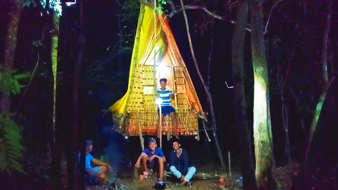 camping hujan deras membuat rumah tergantung makan enak tidur nyenyak sampai pagi
