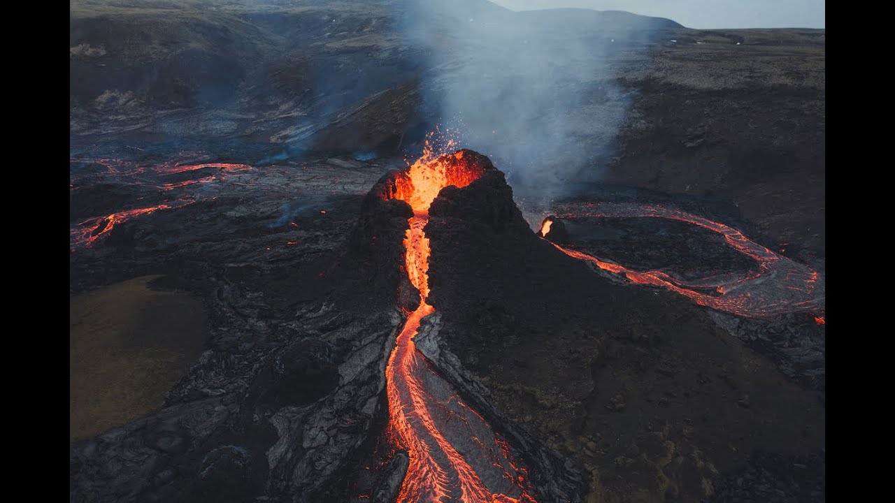 Into the crater of the Icelandic Volcano. With the DJI FPV drone