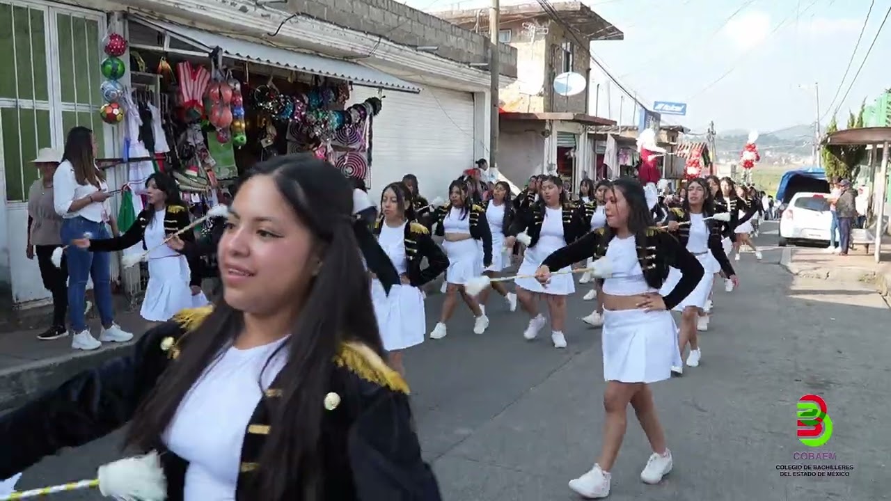Plantel 64 Amanalco en el desfile por las calles principales del municipio.