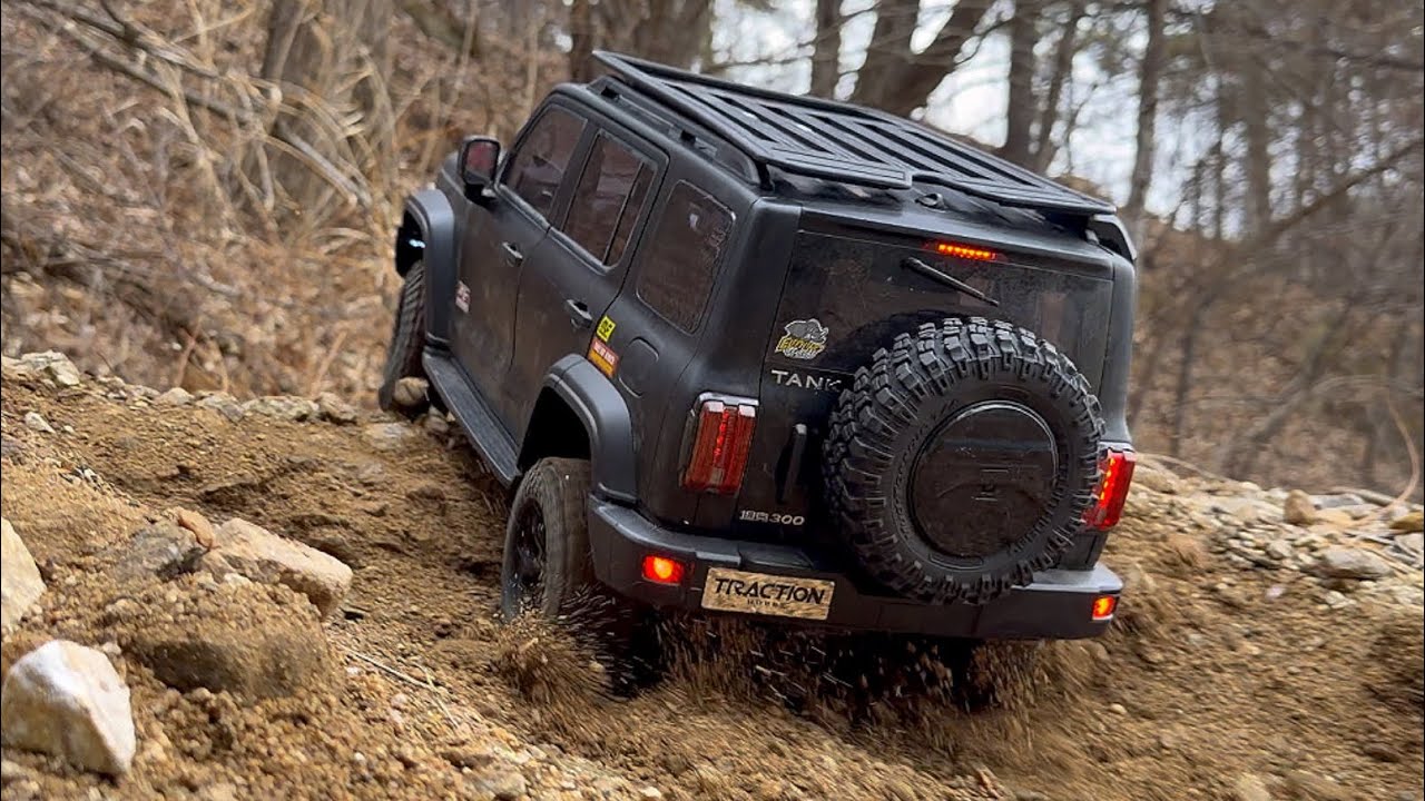 1/8 Scale RC TRACTION HOBBY|KM|TANK300 Hardbody | Multi-mode test and off-road driving on icy roads 