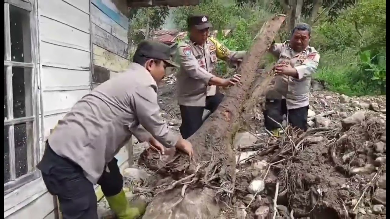 Polsek Silih Nara & BKO Brimob Polda Aceh Lanjutkan Gotong Royong Pulihkan Rumah Warga Pascabencana