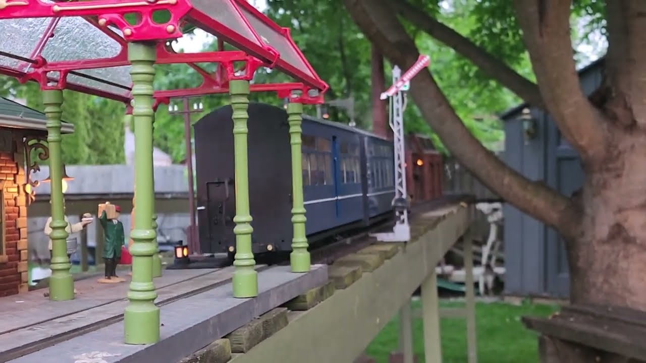 Roundhouse Darjeeling B Class with Pline Coaches
