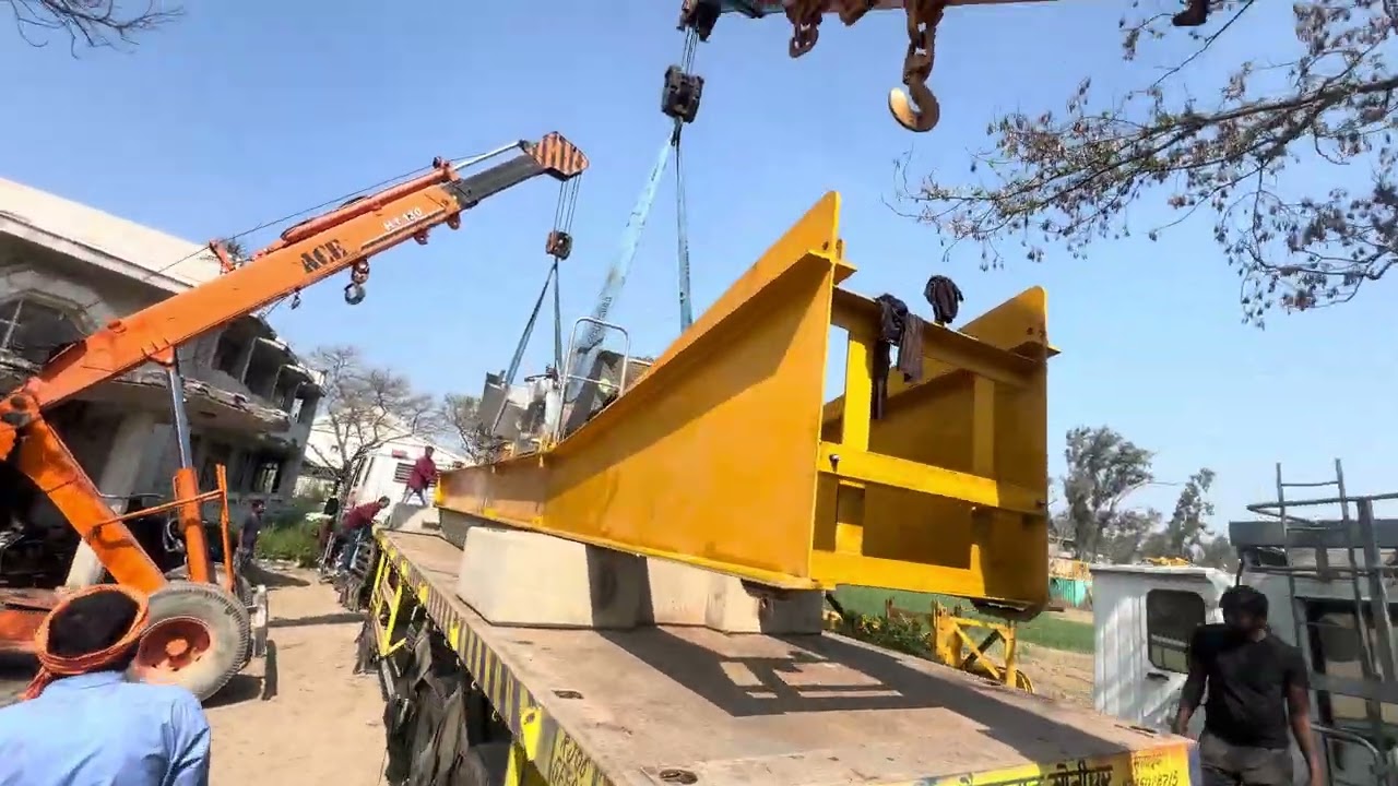 ट्रक लोडिंग करते हुए अनियंत्रित होकर गिरने लगा 