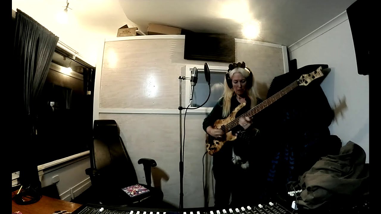 BASS/DRUMS HOME STUDIO JAM - DEAN EDGE SELECT BASS 5 - (QSC Touchmix 16)