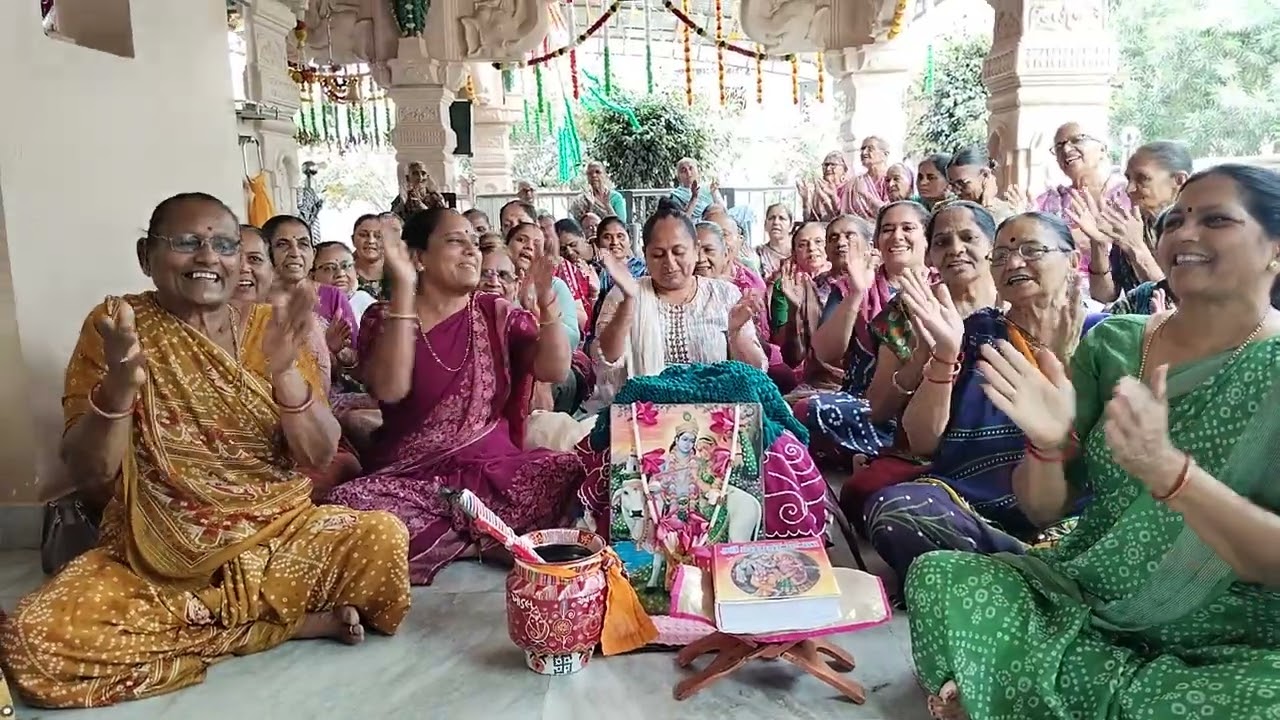 પેલી ગોવાલણ કે છે કાનુડો બહુ નાનો છે