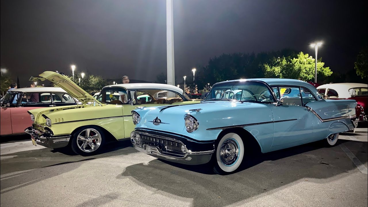Reviviendo la década del 50! Un show de autos clásicos que no puedes perderte.