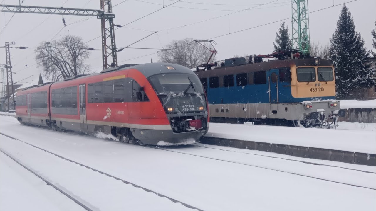 8205-ös személyvonat indul Dombóvárra élén a V43 3210+V43 1150-es szilivel.