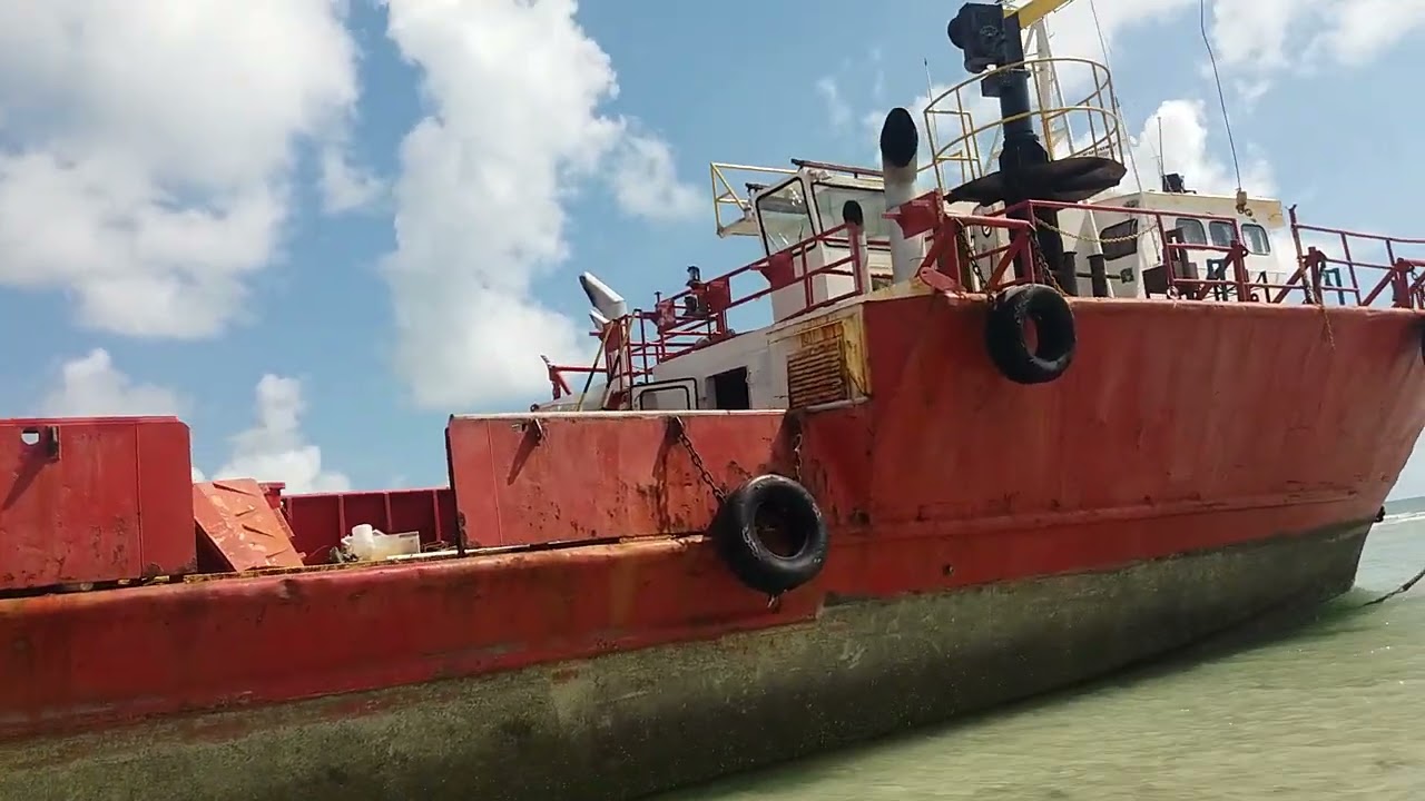 navio encalhado na Praia do Sossego Itamaracá😃😁🖒