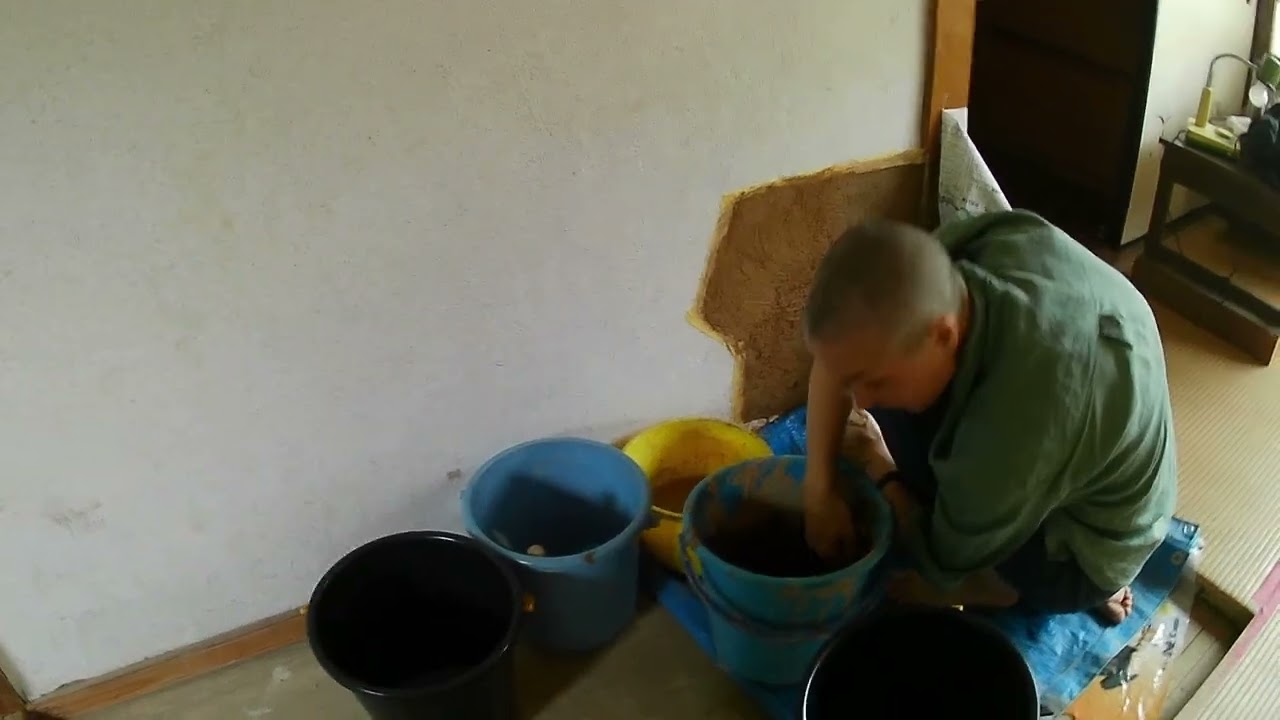土壁修繕はじまる/We started repairing clay wall!
