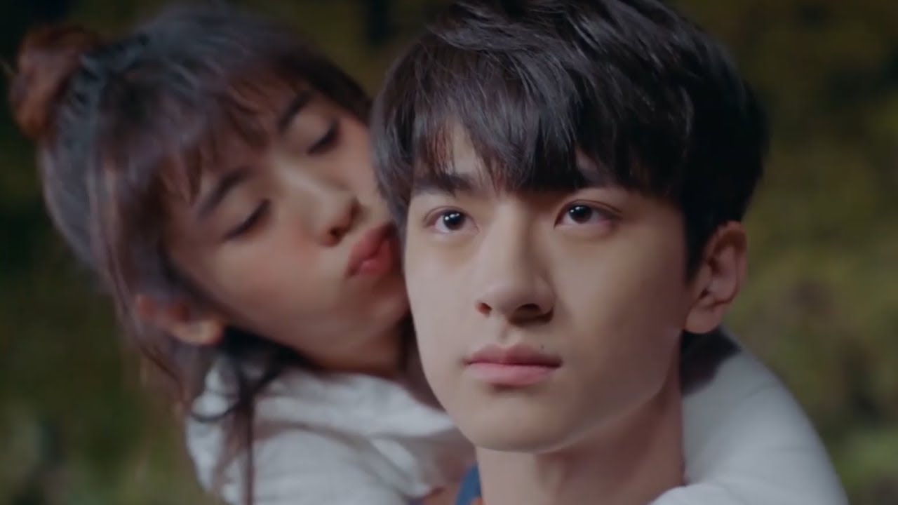 Si Tumo keep blowing Gu Weiyi's ear after she got drunk! | Put Your Head on My Shoulder