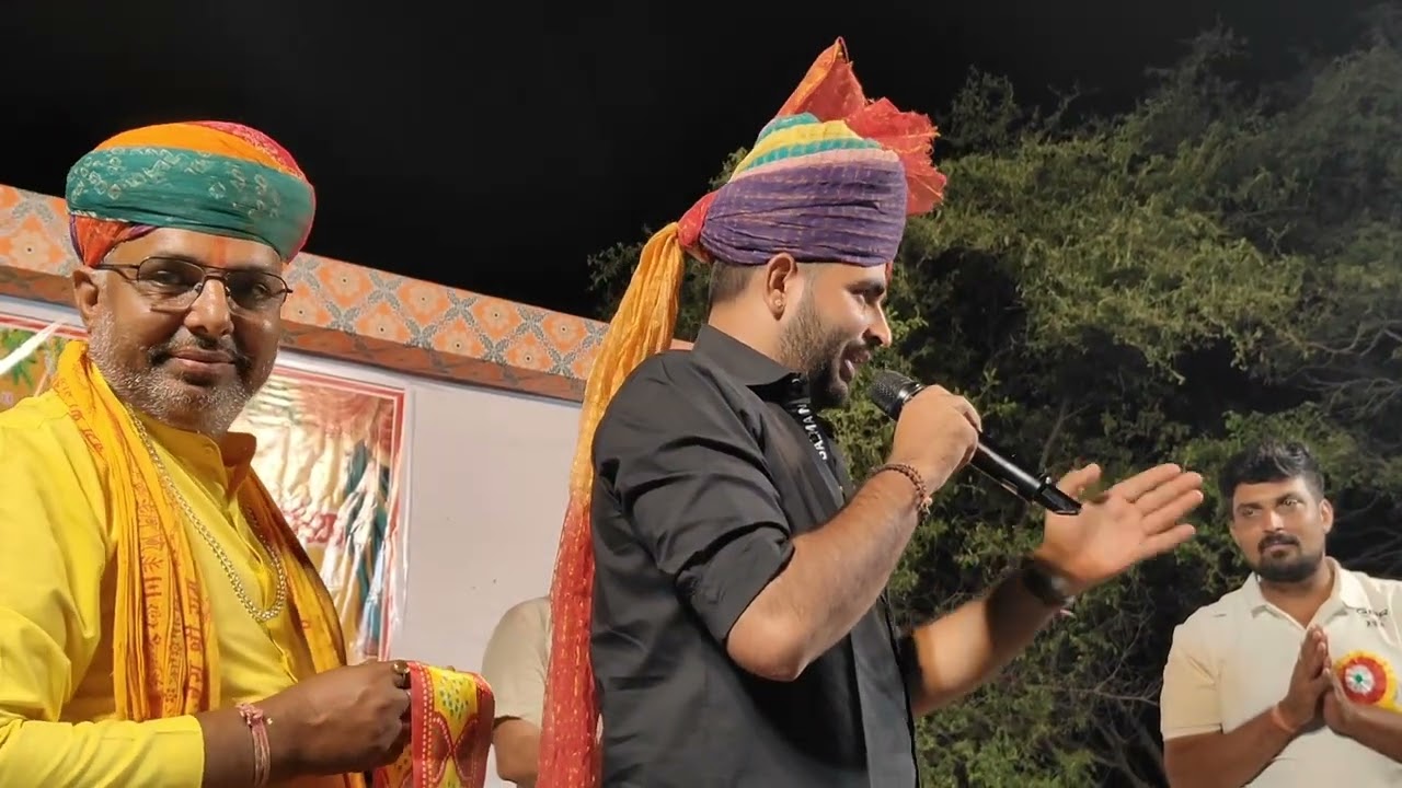 शिव विधायक रविंद्र सिंह भाटी नागणेच्या माता मंदिर कवास में पहुंचे तो लोगों ने 